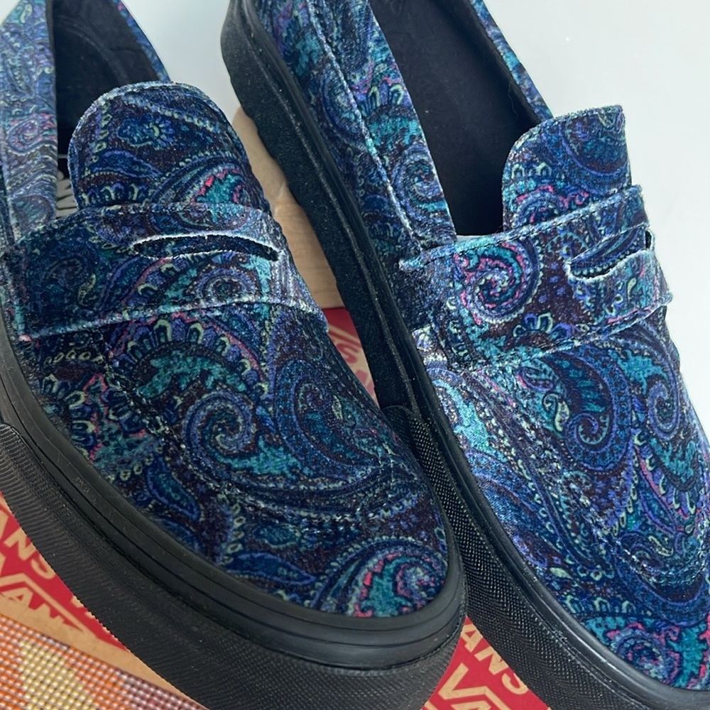 Vans WMNS Style 53 Velvet Paisley
VN000CQPCX9
Sneakers - Picture 9 of 16